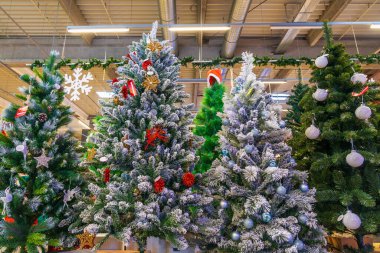 Yapay Noel ağaçları, Noel ve yeni yıl süslemeleri. Seçici odaklı arkaplan ve metin için alanı kopyala