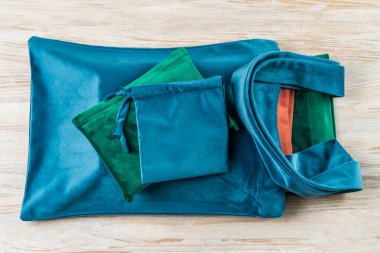 Kitaplar ve dizüstü bilgisayarlar için kadife kapaklar. Seçici odaklı arkaplan ve metin için alanı kopyala