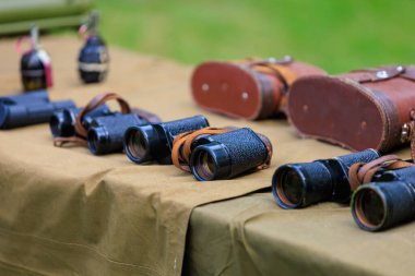 Askeri karargahta dürbün var. Seçici odaklı arkaplan ve metin için alanı kopyala