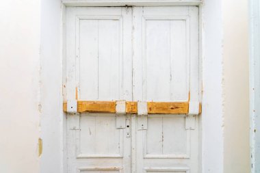 Kapılarda sürgü var. Seçici odaklı arkaplan ve metin için alanı kopyala