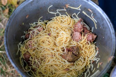 Etli makarna, yürüyüşe çıkmış yemek. Seçici odak ve kopyalama alanı olan arkaplan