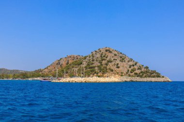 Denizden kayalık kıyı manzarası. Seçici odaklı arkaplan ve metin için alanı kopyala. Türkiye 'de Akdeniz. Popüler turistik yerler