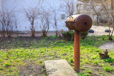 Eski bir gaz tüpünün kapağıyla barbekü. Seçici odaklı arkaplan ve metin için alanı kopyala