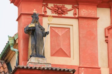 Şehrin mimarisinde çok eski heykeller var. Tarihsel ve kültürel miras. Seçici odak ve kopyalama alanı olan arkaplan