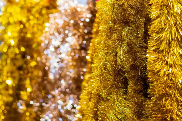 Tinsel Karácsonyi Újévi Dekorációk Háttér Szelektív Fókusszal Szövegmásolási Lehetőséggel — Stock Fotó