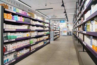 Büyük bir eczane süpermarketi. 1 Mart 2023 Beltsy, Moldova. Resimli editoryal kullanım için.