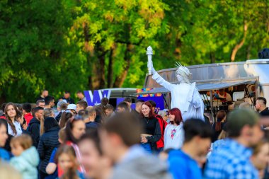 19 Mayıs 2023 Beltsy, Moldova. Resimli editör kullanımı için. Özgürlük Anıtı 'nın canlı heykeli. Amerikan Kültür Günleri Kutlaması