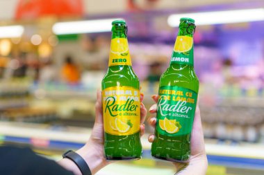 8 Haziran 2023 Beltsy, Moldova. Resimli editör kullanımı için. Alkolik kokteyller Radler.