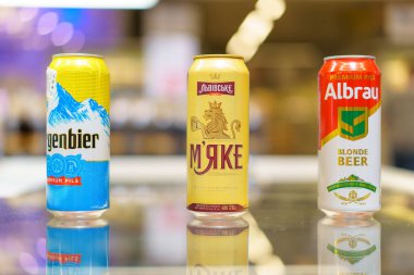 8 Haziran 2023 Beltsy, Moldova. Resimli editör kullanımı için. Alüminyum kutularda bira.