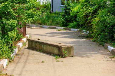 Beton blok geçişi kısıtlıyor. Kopyalama alanı olan arkaplan