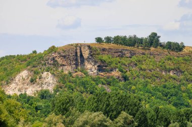 Yürürken bir tepe ya da dağ manzarası. Seçici odak ve kopyalama alanı olan arkaplan