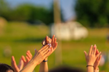 Ellerinizi çırpın ya da alkışlayın. Seçici odaklı arkaplan ve metin için alanı kopyala