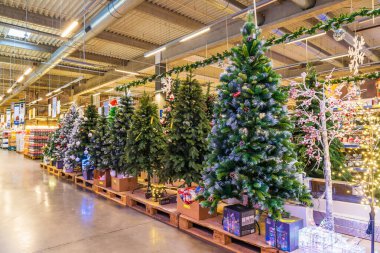 29 Kasım 2022 Beltsy, Moldova. Resimli editör kullanımı için. Kış yeni yıl tatili için dekoratif Noel ağacı