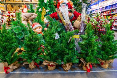 29 Kasım 2022 Beltsy, Moldova. Resimli editör kullanımı için. Kış yeni yıl tatili için dekoratif Noel ağacı