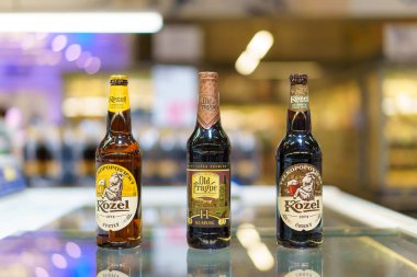 8 Haziran 2023 Beltsy, Moldova. Resimli editör kullanımı için. Cam şişelerde bira.