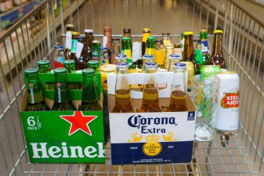 8 Haziran 2023 Beltsy, Moldova. Resimli editör kullanımı için. Market arabasında bira.