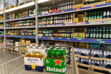 8 Haziran 2023 Beltsy, Moldova. Resimli editör kullanımı için. Markette bira satan bir departman.