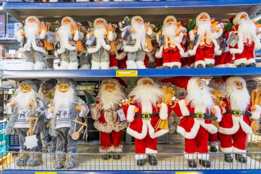 29 Kasım 2022 Beltsy, Moldova. Resimli editör kullanımı için. Noel oyuncağı Noel Baba Kış ve Yeni Yıl tatilleri için