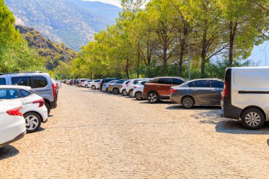 11 Ağustos 2023 Oludeniz Turkey. Resimli editör kullanımı için. Turizm sezonunda plajda park eksikliği sorunu