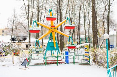 21 Kasım 2022 Beltsy, Moldova. Resimli editör kullanımı için. Şehirde kar yağarken.