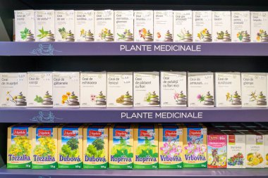 Dev bir süpermarket eczanesinin rafında. 1 Mart 2023 Beltsy, Moldova. Resimli editoryal kullanım için.