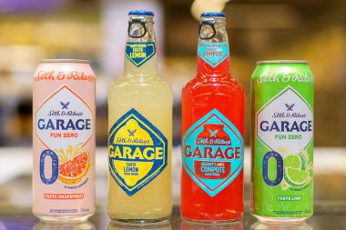 8 Haziran 2023 Beltsy, Moldova. Resimli editör kullanımı için. Alkolik ve alkolsüz kokteyl Garajı