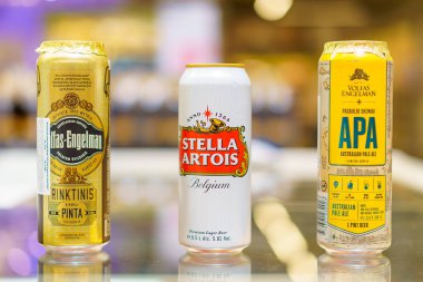 8 Haziran 2023 Beltsy, Moldova. Resimli editör kullanımı için. Alüminyum kutularda bira.