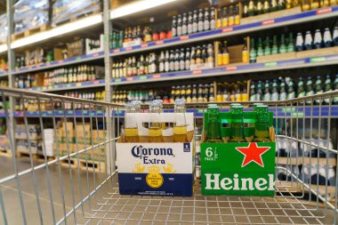 8 Haziran 2023 Beltsy, Moldova. Resimli editör kullanımı için. Markette bira satan bir departman.