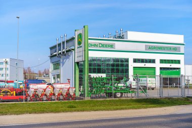 24 Mart 2023 Beltsy, Moldova. Resimli editör kullanımı için. John Deere Traktör Mağazası