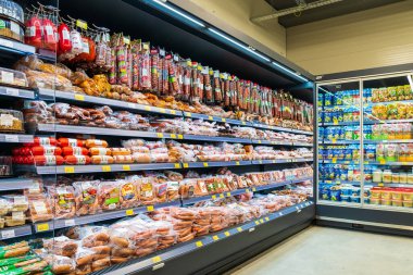 13 Nisan 2023 Beltsy, Moldova. Resimli editör kullanımı için. Et reyonunda sosis.