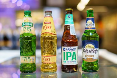 8 Haziran 2023 Beltsy, Moldova. Resimli editör kullanımı için. Cam şişelerde bira.