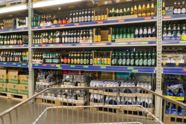 8 Haziran 2023 Beltsy, Moldova. Resimli editör kullanımı için. Markette bira satan bir departman.