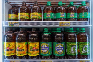 4 Mayıs 2022 Beltsy, Moldova. Resimli editör kullanımı için. Bira dükkanı olan buzdolabı.