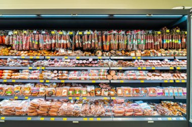 13 Nisan 2023 Beltsy, Moldova. Resimli editör kullanımı için. Et reyonunda sosis.