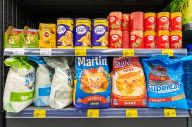 13 Nisan 2023 Beltsy, Moldova. Resimli editör kullanımı için. Evcil hayvan maması ve hayvan kumu.