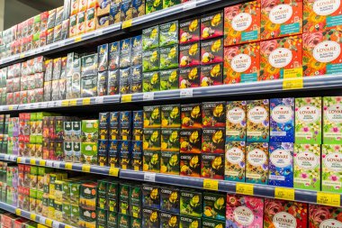 13 Nisan 2023 Beltsy, Moldova. Resimli editör kullanımı için. Dükkanda çay çeşitleri