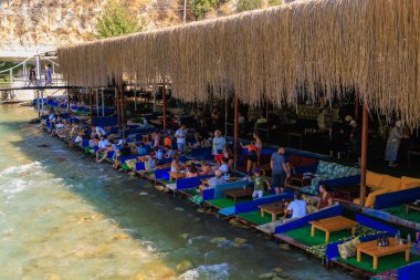 11 Ağustos 2023 Saklikent Kanyonu Türkiye. Resimli editör kullanımı için. Doğada turistler için restoran alanı.