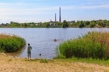 31 Mayıs 2022 Beltsy, Moldova. Resimli editör kullanımı için. Çocuklar gölde yüzüyor.