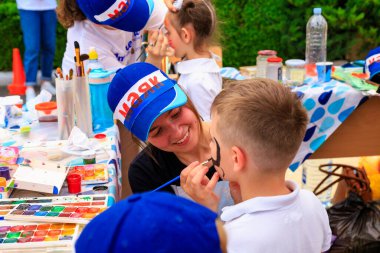 1 Haziran 2022 Beltsy, Moldova. Resimli editör kullanımı için. Bir şehir festivalinde çocuklar için vücut sanatı