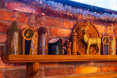 16 Aralık 2022 Beltsy, Moldova. Resimli editör kullanımı için. Bir barda temalı dekor