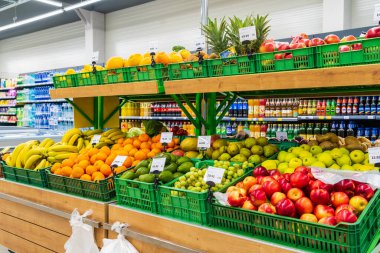 Markette taze meyve ve sebze satan bir bölüm. 13 Nisan 2023 Beltsy, Moldova. Resimli editoryal kullanım için.