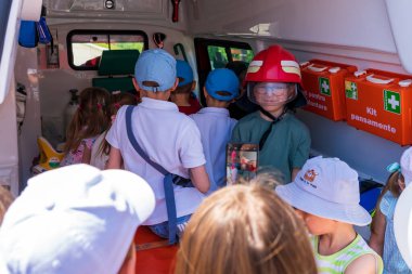 1 Haziran 2023 Beltsy, Moldova. Resimli editör kullanımı için. Çocuklar kurtarıcılar ve itfaiyeciler tarafından eğlendirilir.