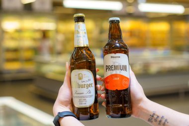 8 Haziran 2023 Beltsy, Moldova. Resimli editör kullanımı için. Bira alıcının elinde.