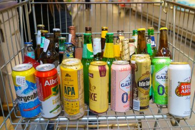 8 Haziran 2023 Beltsy, Moldova. Resimli editör kullanımı için. Market arabasında bira.