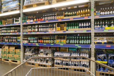 8 Haziran 2023 Beltsy, Moldova. Resimli editör kullanımı için. Markette bira satan bir departman.