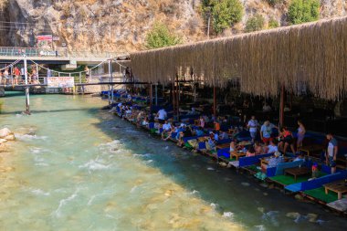 11 Ağustos 2023 Saklikent Kanyonu Türkiye. Resimli editör kullanımı için. Doğada turistler için restoran alanı.