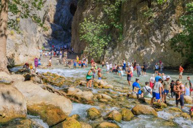 11 Ağustos 2023 Saklikent Kanyonu Türkiye. Resimli editör kullanımı için. Ülkedeki en büyük kanyon. Turistler için popüler bir yer. Ana doğal cazibe..