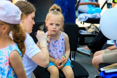 1 Haziran 2022 Beltsy, Moldova. Resimli editör kullanımı için. Bir şehir festivalinde çocuklar için vücut sanatı