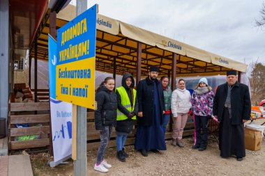 1 Mart 2022 Sculeni Moldova. Resimli editör kullanımı için. Gümrük gönüllüleri Ukraynalı mültecilere yardım ediyor