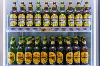 4 Mayıs 2022 Beltsy, Moldova. Resimli editör kullanımı için. Bira dükkanı olan buzdolabı.